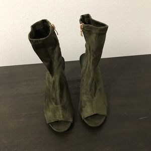 Green heels. Great for Fall 🍁